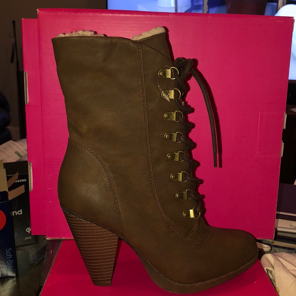 Brown Lace Up Boot Size 9